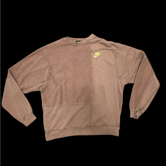 ✨Beige modern retro Nike sweatshirt✨